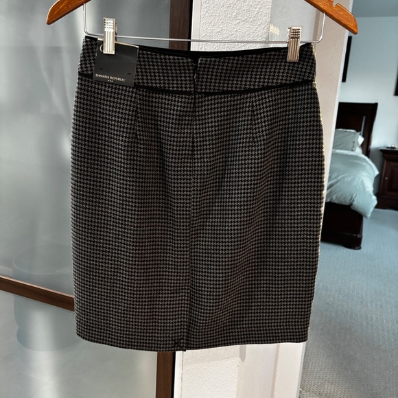 Banana Republic Houndstooth Knit Pencil Skirt - Black/Gray Size 0 - Picture 2 of 8
